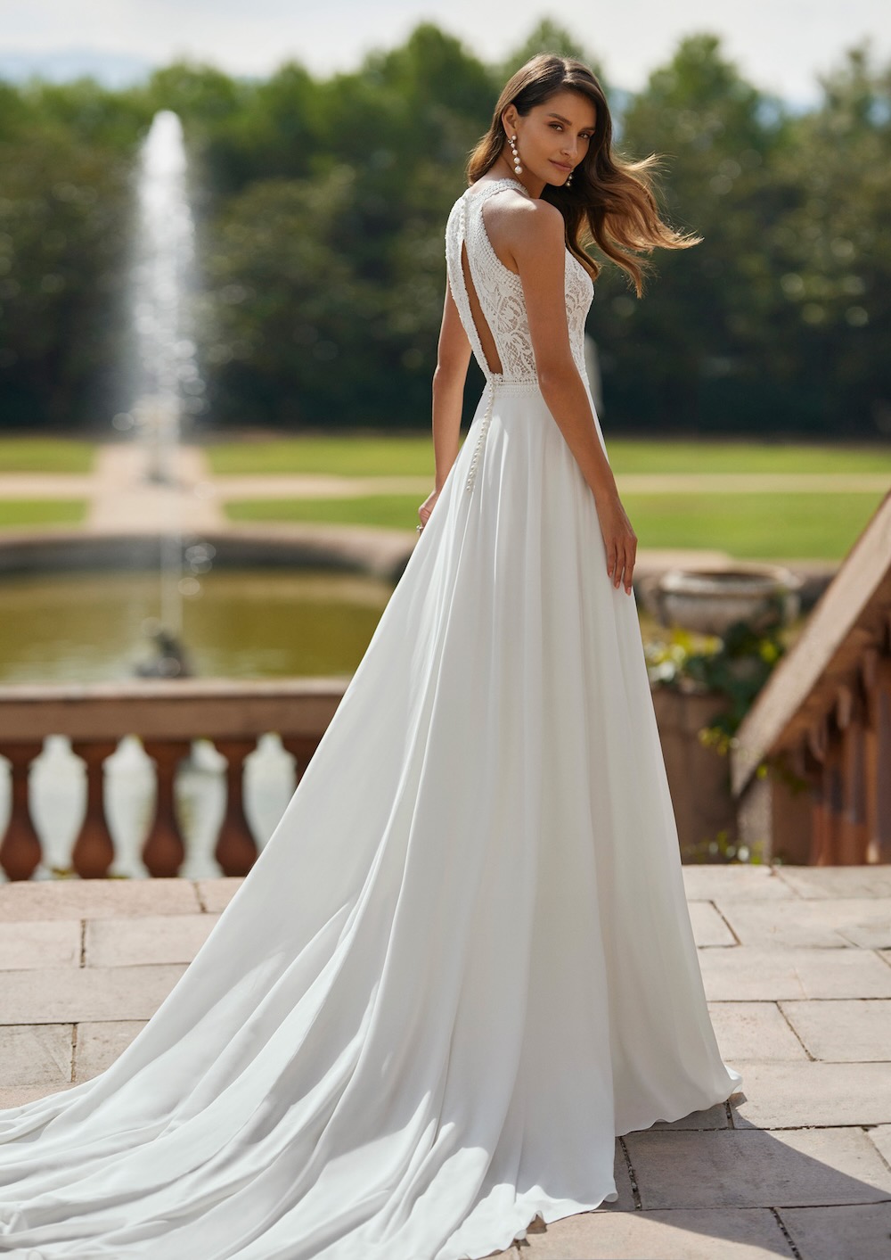 Robe de mariée col américain, dos ouvert et jupe longue fendue de seconde main - La Sève