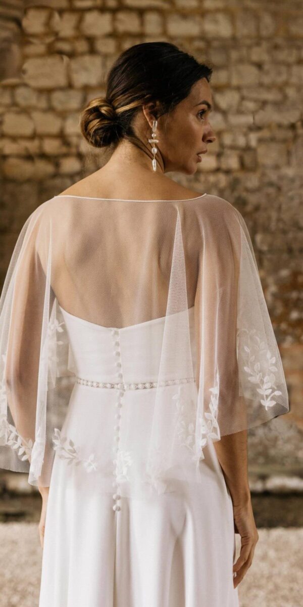 Cape de mariée courte en tulle avec broderie - Lambert Créations