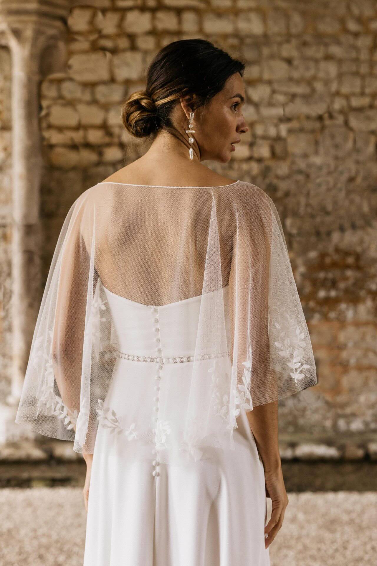 Magnolia-LambertCreations-accessoire-mariee-seconde-main-lyon Cape de mariée courte en tulle avec broderie - Lambert Créations