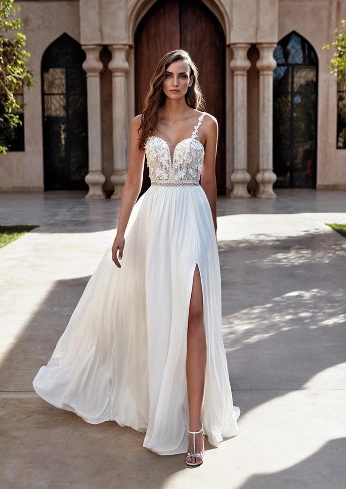 Robe de mariée à bretelles fines et taille haute - Pronovias chez La Sève Lyon