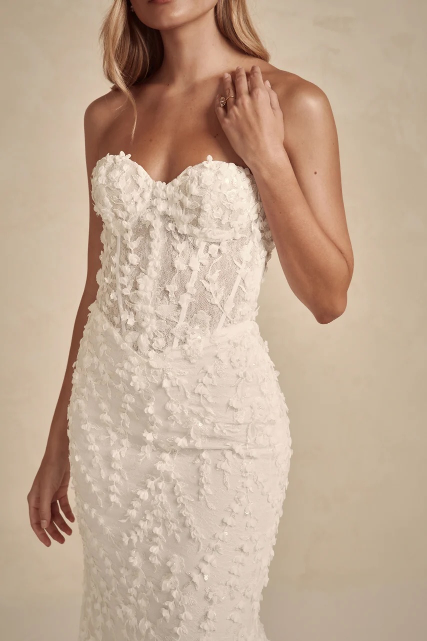 Robe de mariée sirène dentelle fleurs 3D et sequins - Made With Love chez La Sève