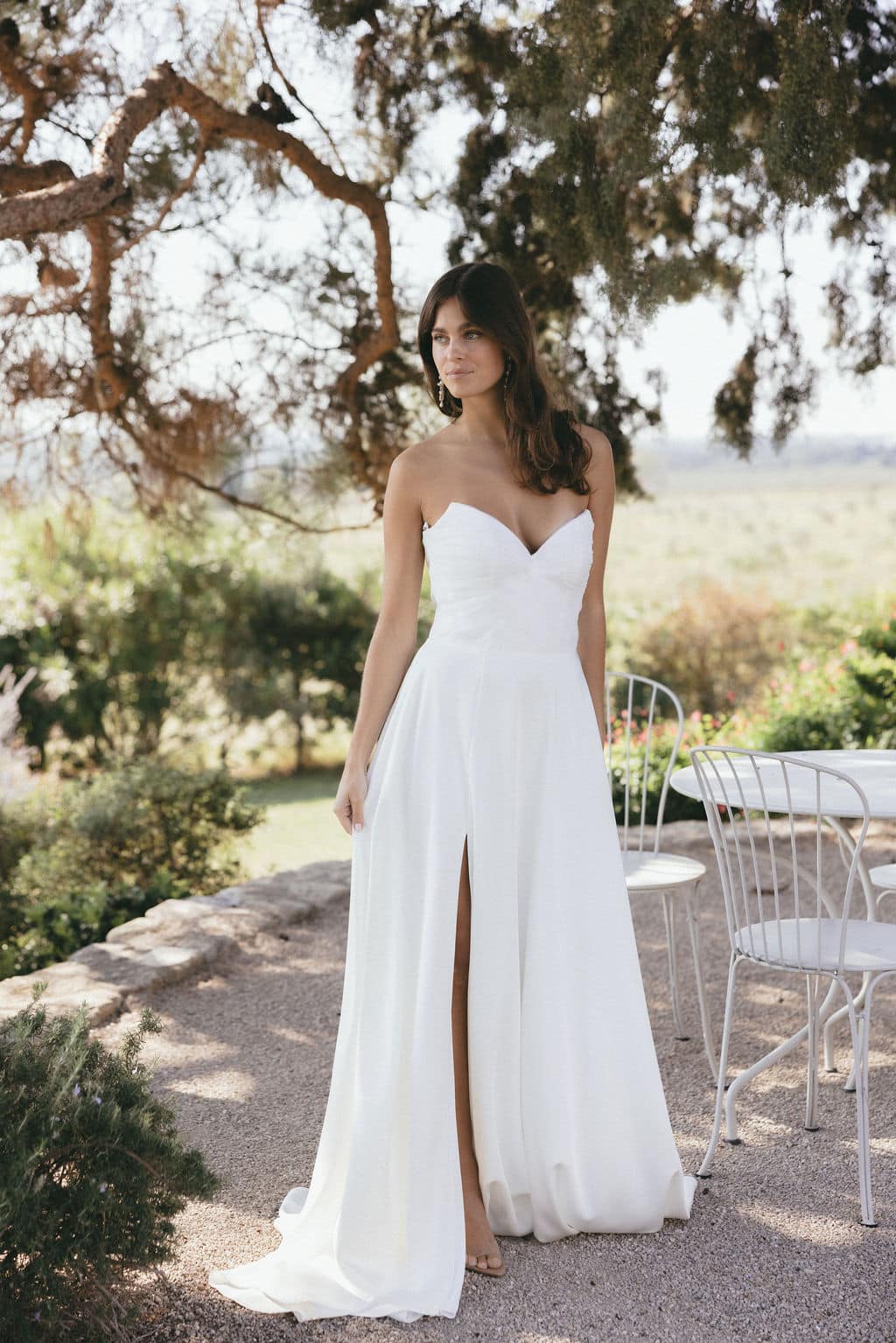 Raphaelle-MADO-robe-mariee-bustier-fente-simple Robe de mariée simple sans dentelle fendue - Madame A Dit Oui