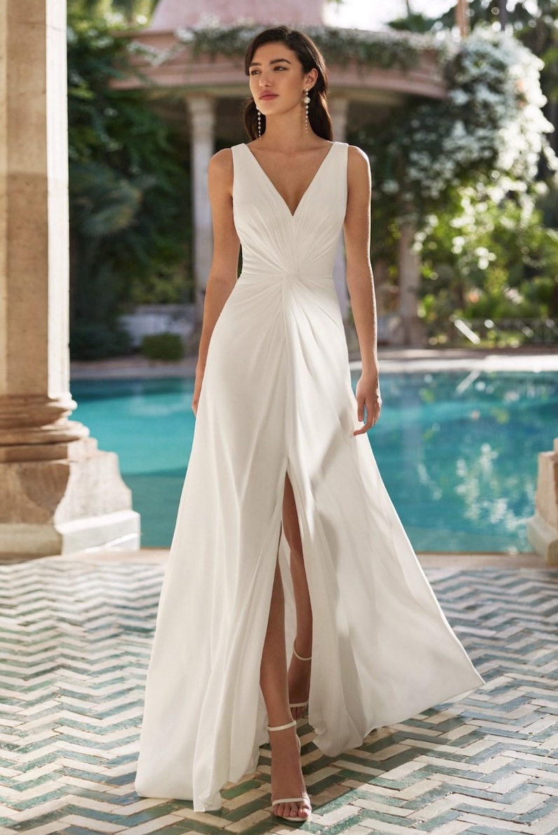 Adela-AdrianaAlier-depot-vente-robes-mariee-lyon Robe de mariée simple et épurée avec fente au milieu