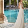Adela-AdrianaAlier-robe-mariee-simple-sans-dentelle Robe de mariée élégante et fendue avec dos nu col V et cape amovible