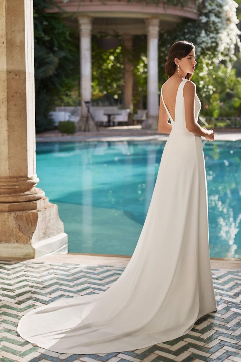 Adela-AdrianaAlier-robe-mariee-simple-sans-dentelle Robe de mariée élégante et fendue avec dos nu col V et cape amovible