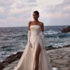Bloom-MillaNova-robe-marie-bustier-minimaliste-satin Robe de mariée bustier avec fente de seconde main chez La Sève à Lyon