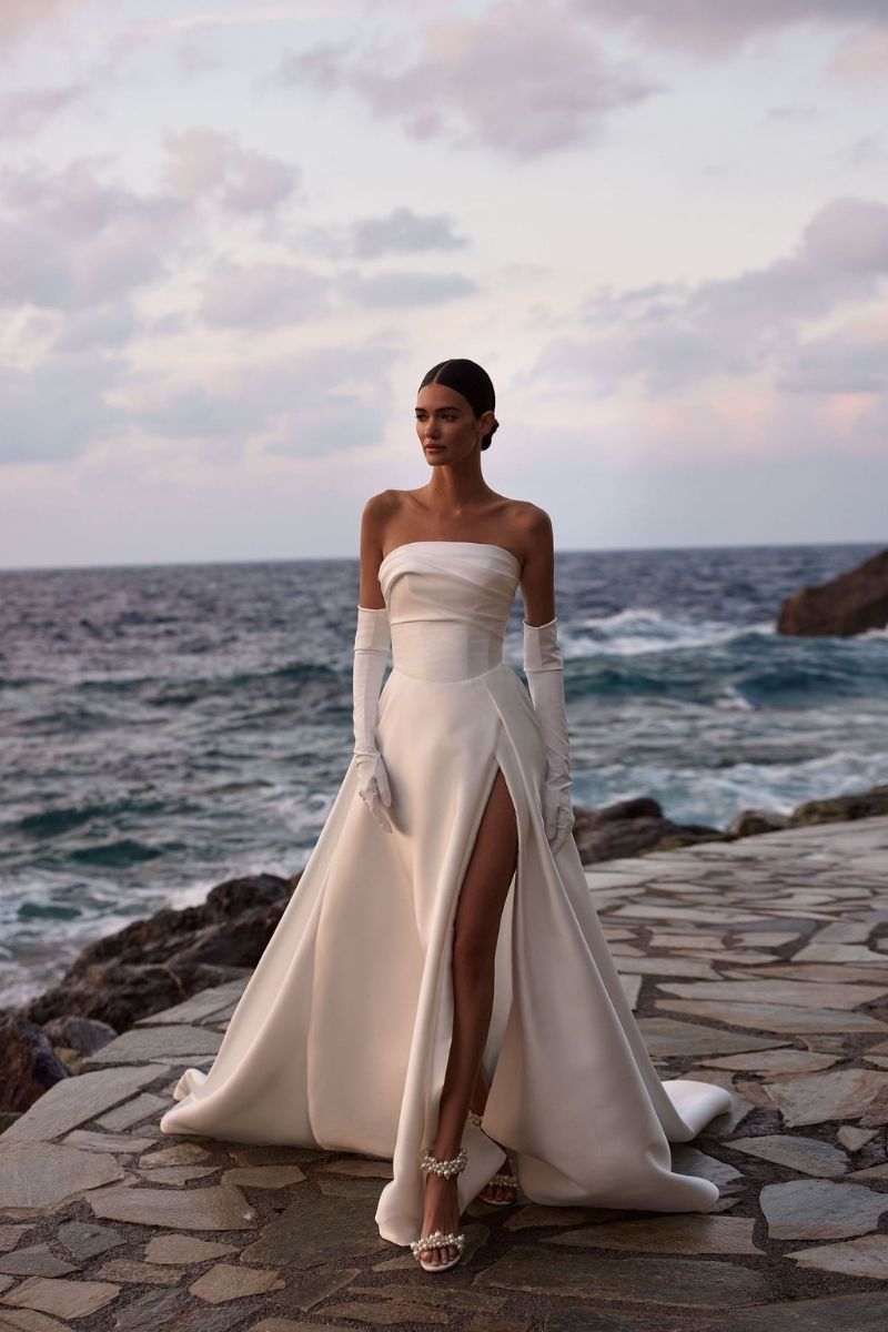 Bloom-MillaNova-robe-marie-bustier-minimaliste-satin Robe de mariée bustier avec fente de seconde main chez La Sève à Lyon