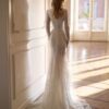 Robe de mariée à manches longues en dentelle et sequins chez La Sève à Lton
