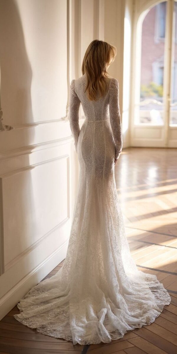 Robe de mariée à manches longues en dentelle et sequins chez La Sève à Lton