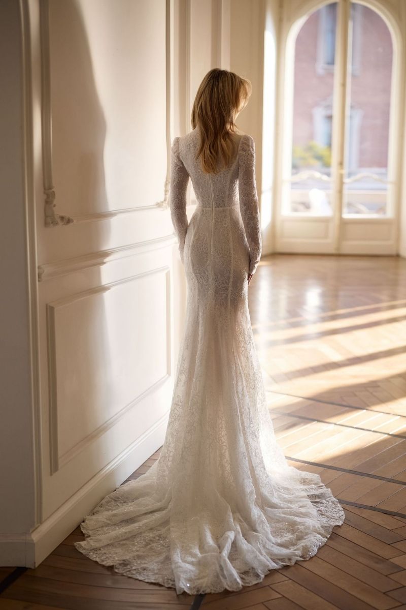 Robe de mariée à manches longues en dentelle et sequins chez La Sève à Lton
