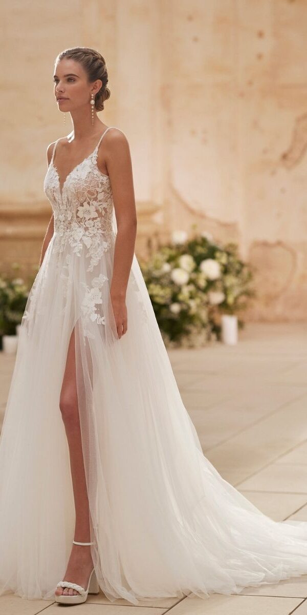 Robe de mariée fendue avec haut en dentelle et jupe en tulle - La Sève à Lyon 6ème
