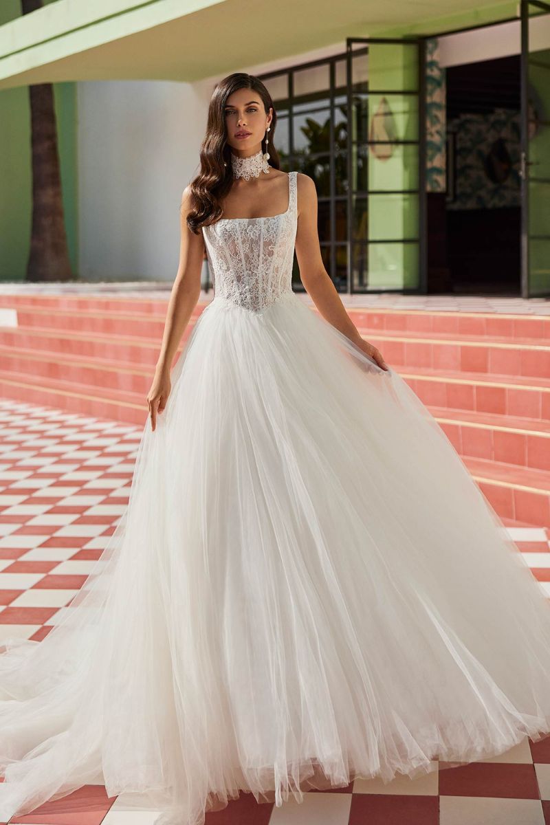 Robe de mariée volumineuse en dentelle et tulle à Lyon - La Sève