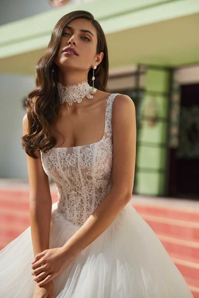Robe de mariée taille basque en dentelle chez La Sève Lyon 6