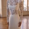 Robe de mariée à manches longues et col roulé en dentelle chez La Sève à Lyon