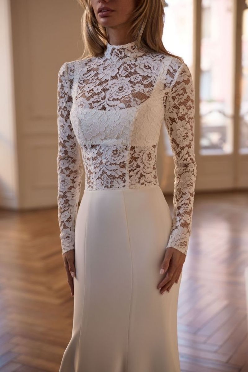 Robe de mariée à manches longues et col roulé en dentelle chez La Sève à Lyon