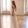 Robe de mariée dos nu près du corps - Showroom mariage à Lyon
