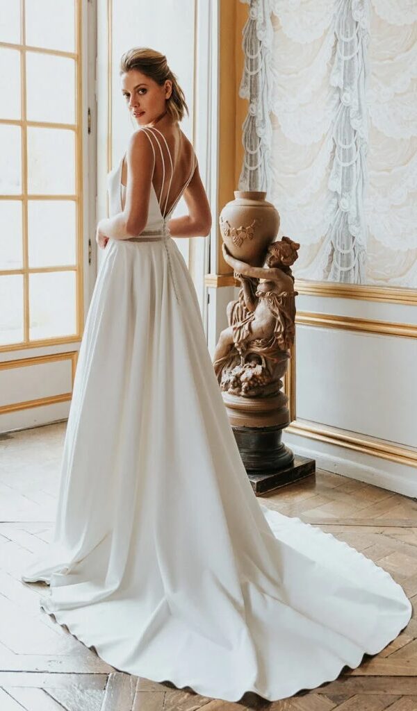 Robe de mariée élégante et épurée pour mariage d'été