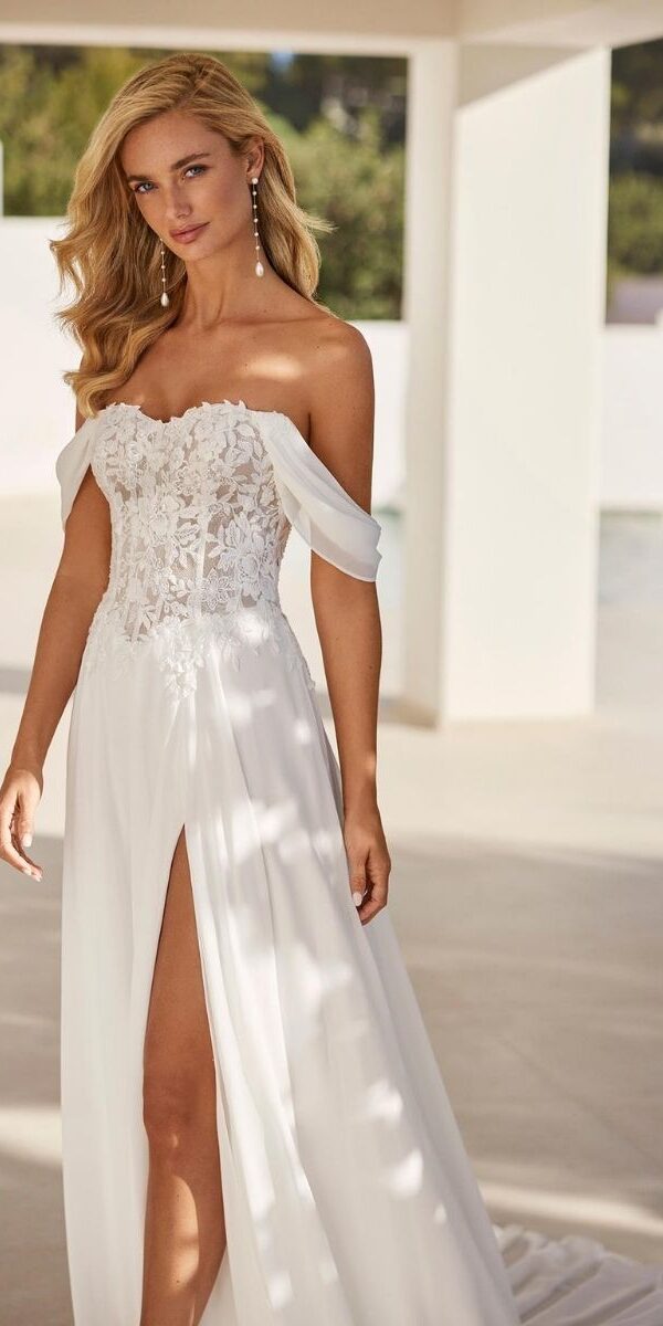 Robe de mariée bohème fluide taille basque épaules dénudées - La Sève Lyon