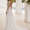 Robe de mariée dentelle et dos ouvert, jupe fluide chez La Sève Lyon 6ème