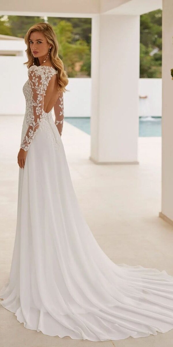 Robe de mariée dentelle et dos ouvert, jupe fluide chez La Sève Lyon 6ème