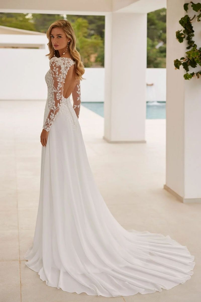 Robe de mariée dentelle et dos ouvert, jupe fluide chez La Sève Lyon 6ème