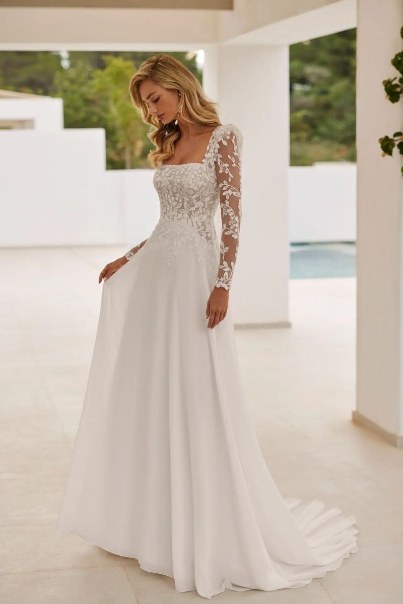Robe de mariée en dentelle à manches longues d'occasion à Lyon - La Sève