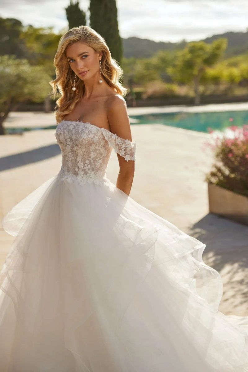 Soana-AdrianaAlier-robe-princesse-bustier-dentelle-fleurs Robe de mariée princesse mouchoir - La Sève
