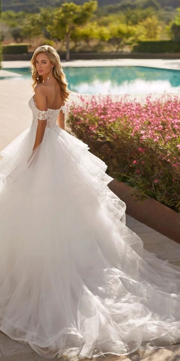 Robe de mariée volumineuse et romantique avec manches amovibles
