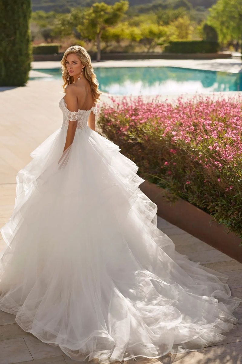 Soana-AdrianaAlier-robes-mariee-occasion-lyon Robe de mariée volumineuse et romantique avec manches amovibles
