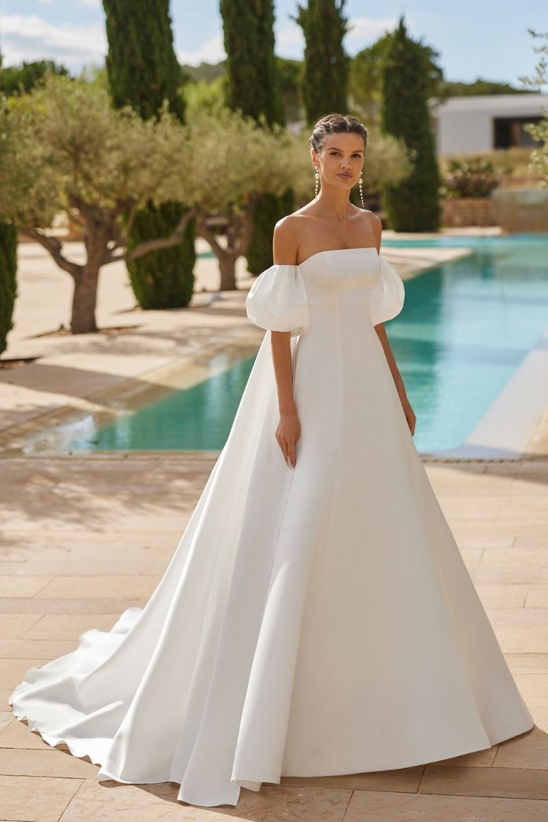 Robe de mariée A-line en satin avec manteau amovible - La Sève Lyon 6