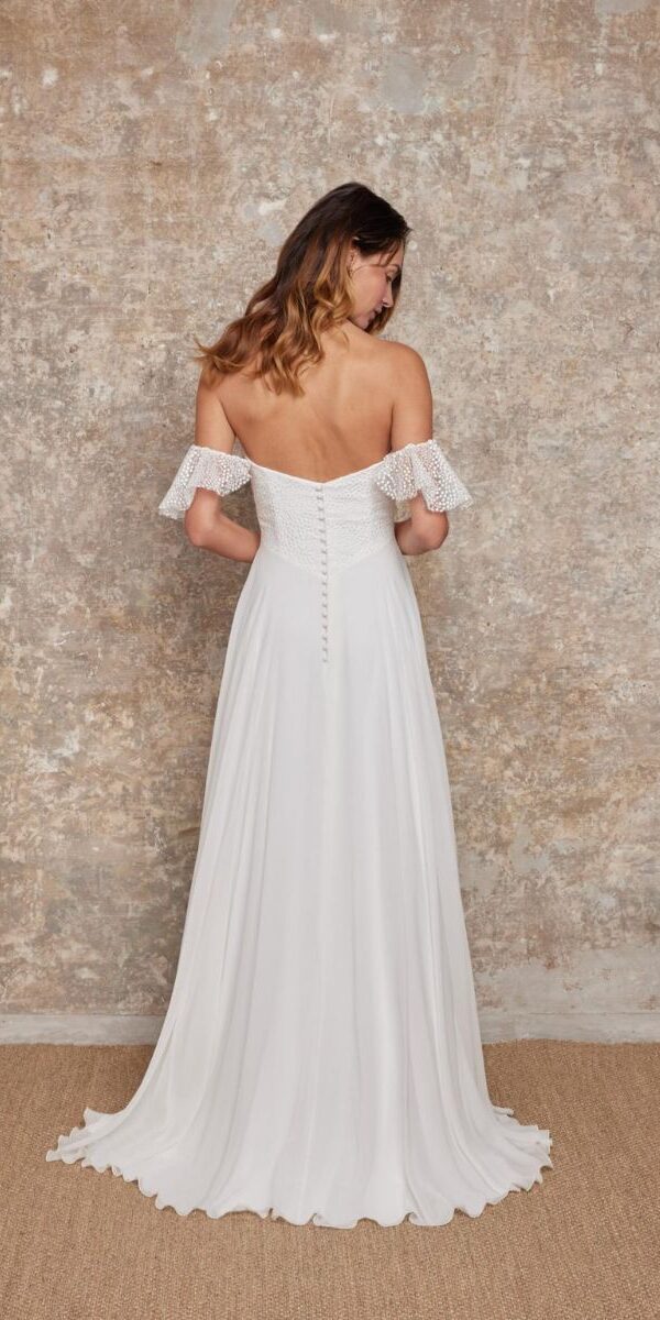 Robe de mariée en crêpe fluide et broderie graphique