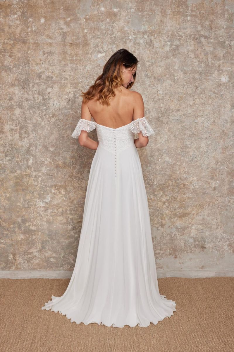 Robe de mariée en crêpe fluide et broderie graphique