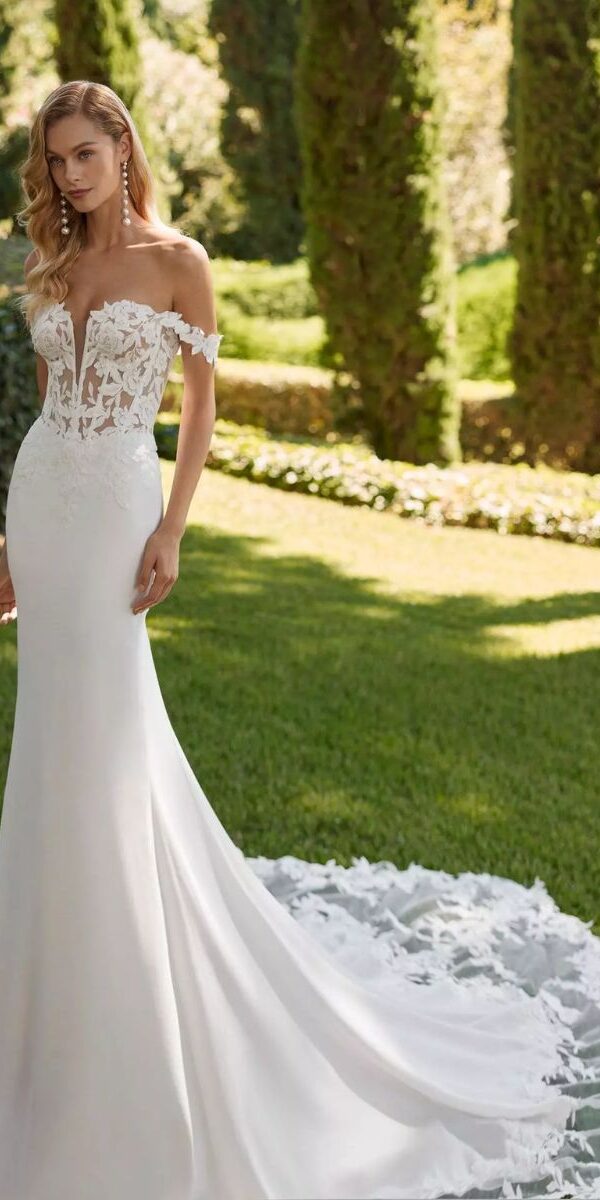Robe de mariée longue coupe sirène bustier avec traîne cathédrale chez La Sève à Lyon