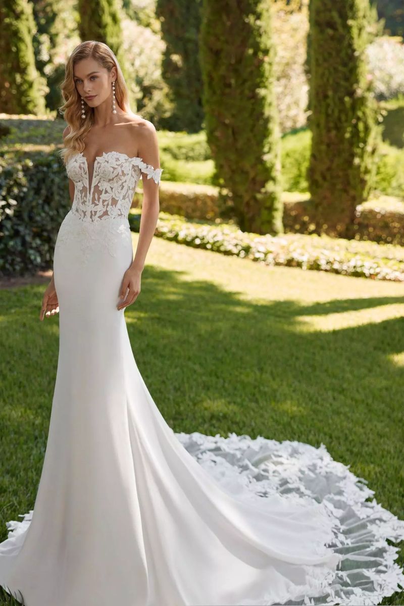 Robe de mariée longue coupe sirène bustier avec traîne cathédrale chez La Sève à Lyon