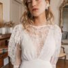Robe de mariée col bateau dentelle et jupe taille haute chez La Sève à Lyon 6