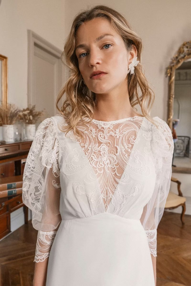 Robe de mariée col bateau dentelle et jupe taille haute chez La Sève à Lyon 6