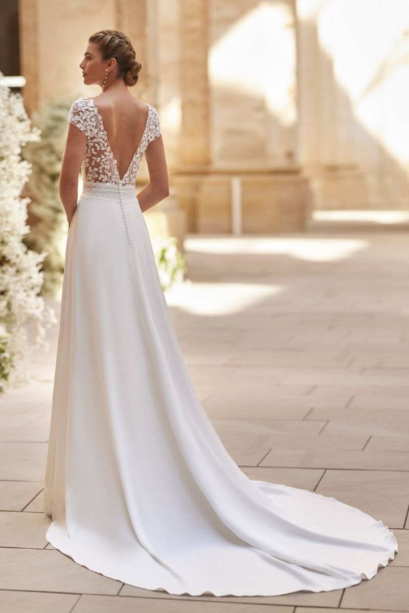 Robe de mariée dos nu V en dentelle d'occasion chez La Sève - Lyon