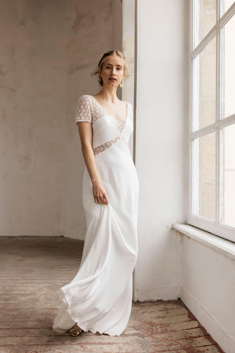Robe de mariée ajustée en dentelle et crêpe léger - La Sève Lyon