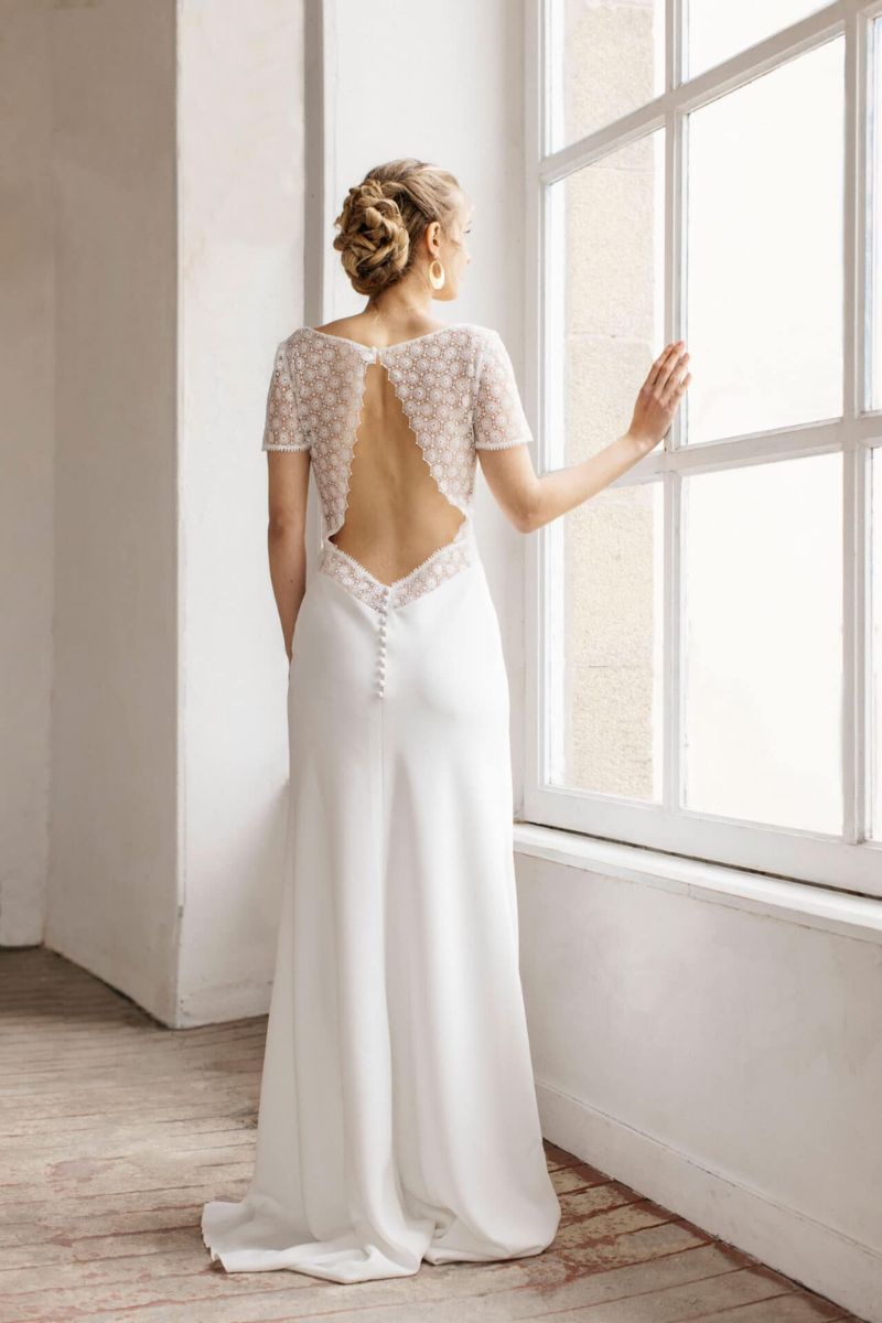 Robe de mariée à manches courtes et dos nu inversé d'occasion chez La Sève à Lyon