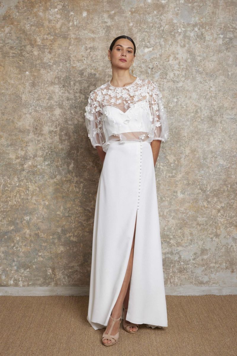 Tenue de mariage avec brassière, jupe droite fendue et top en dentelle fleurie