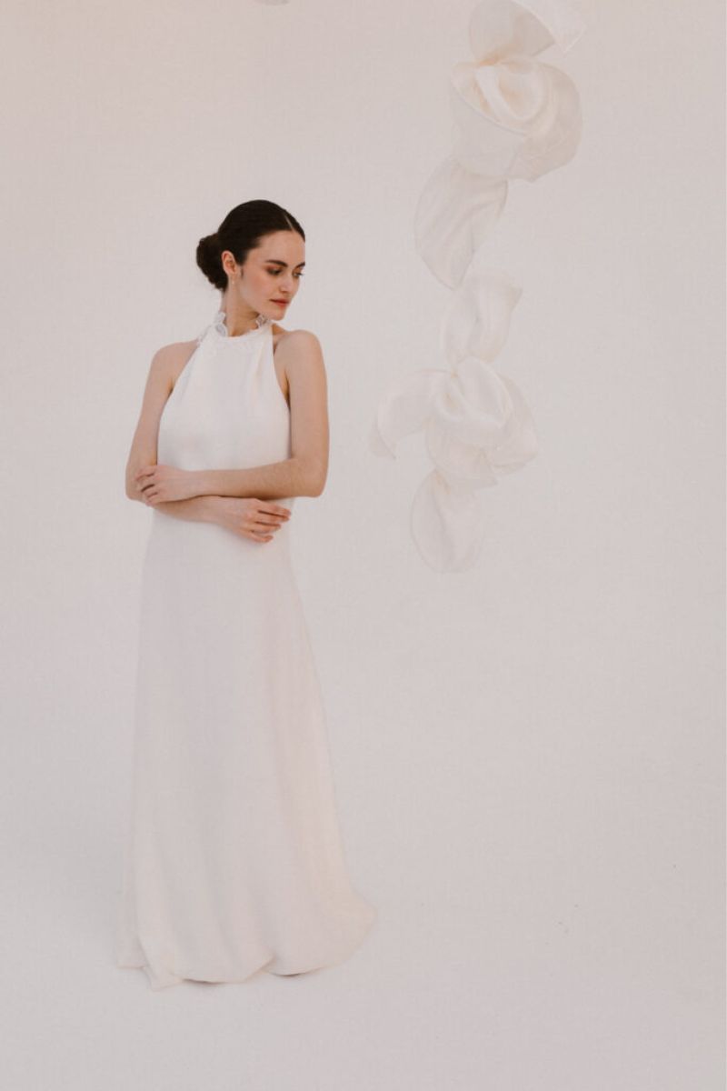 Robe de mariée simple et sobre avec grand dos nu - La Sève Lyon