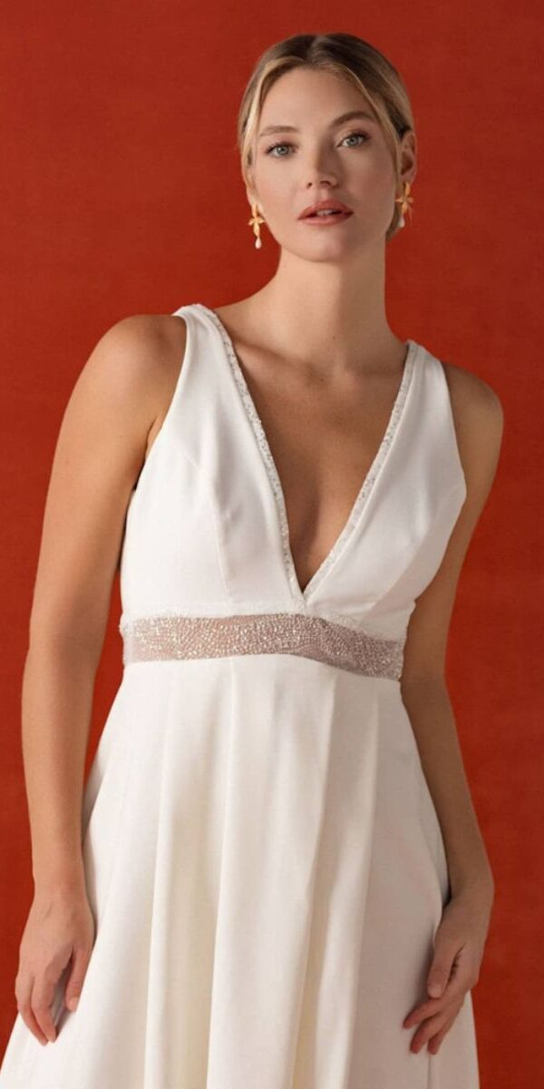 Décolleté V, ceinture transparente, taille haute