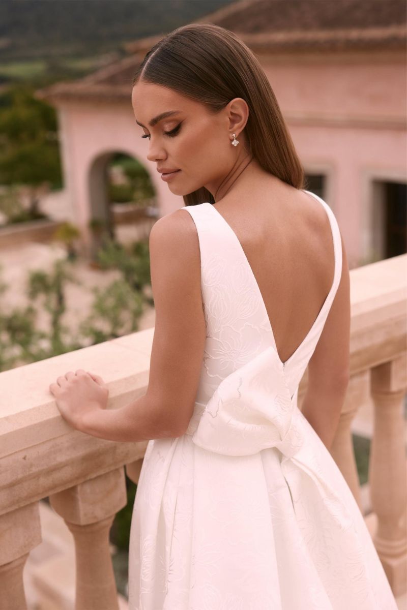Robe de mariée dos nu à motifs fleuris - La Sève Lyon