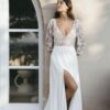 Robe de mariée col V, dos nu, jupe en mousseline fendue chez La Sève à Lyon